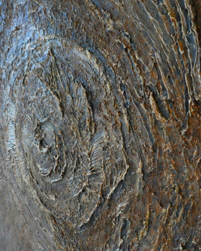 Matière et reliefs bronze du tableau Empreinte Bronze – Natacha Gillot