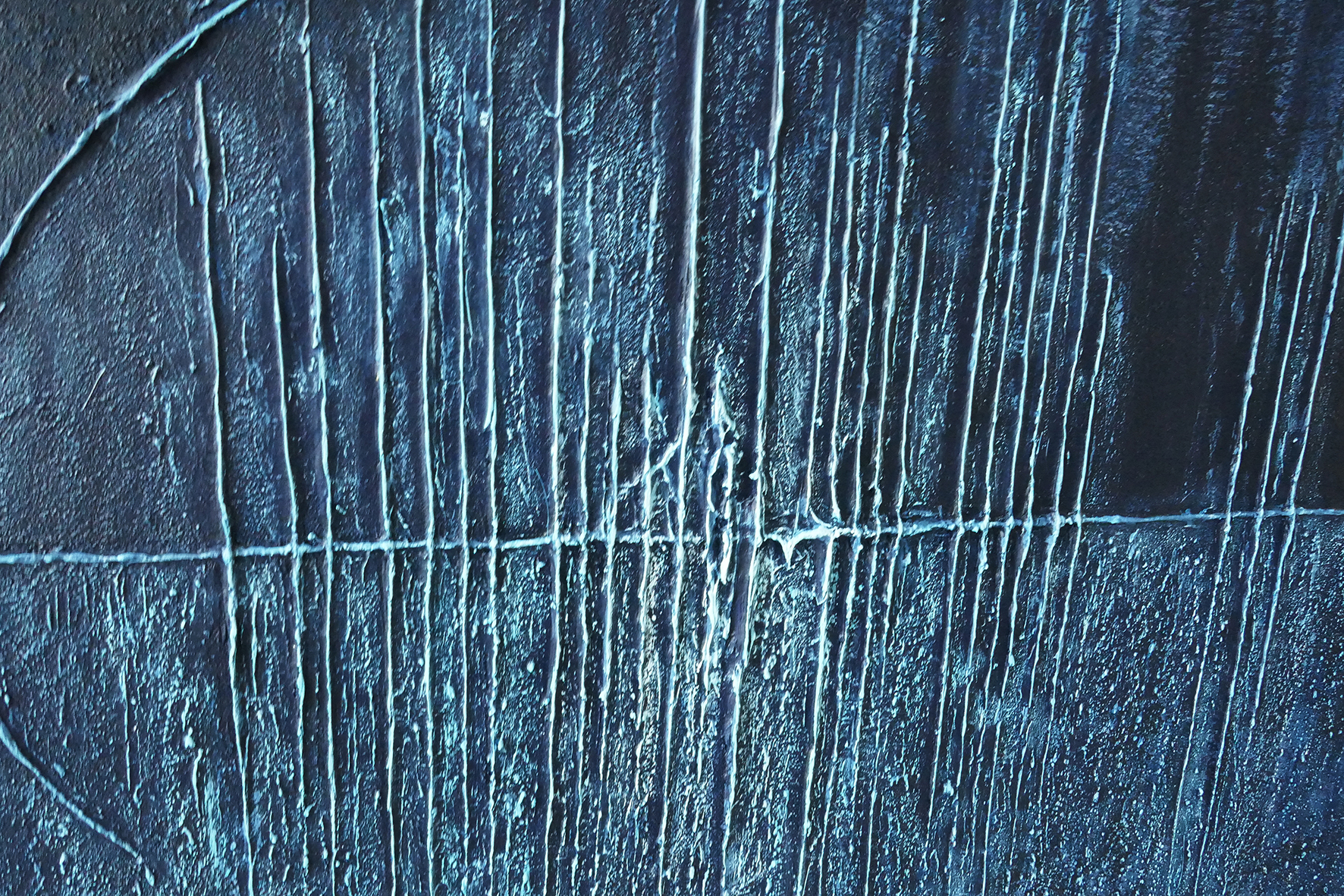 Lignes verticales et courbe du tableau Empreinte Indigo – Natacha Gillot