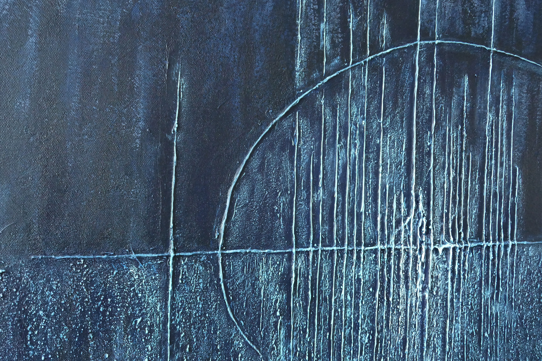Lignes verticales et courbe du tableau Empreinte Indigo – Natacha Gillot