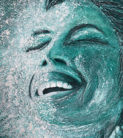 Visage souriant du portrait La Joie – Natacha Gillot