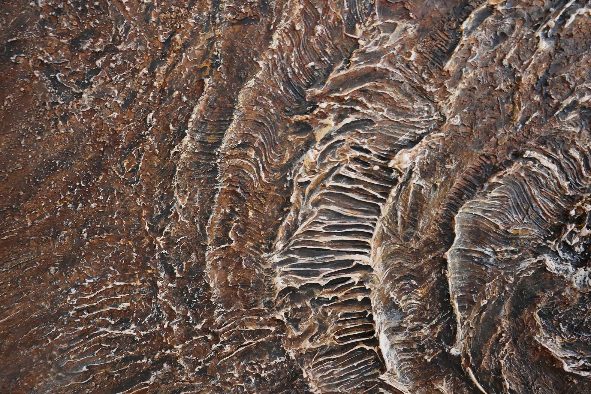 Matière et reliefs bronze du tableau Empreinte Bronze – Natacha Gillot