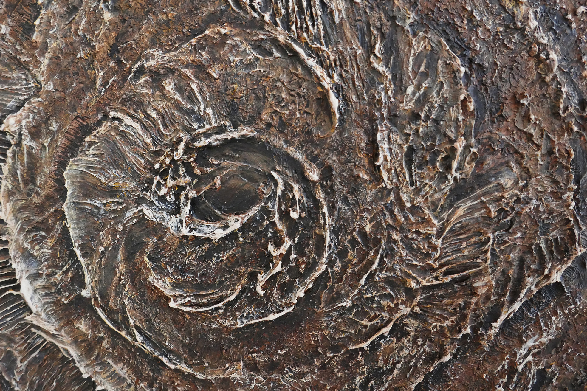 Matière et reliefs bronze du tableau Empreinte Bronze – Natacha Gillot