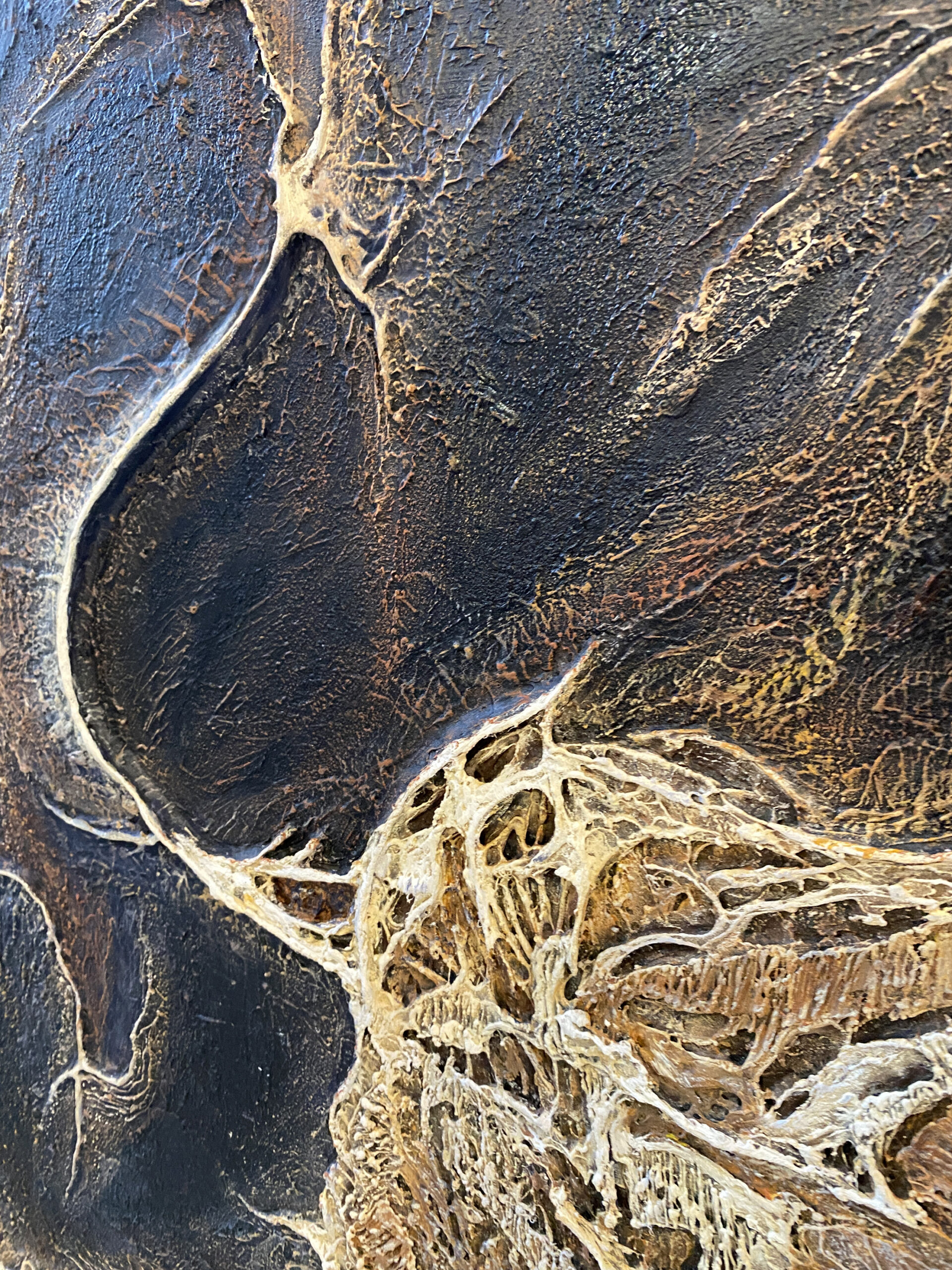 Matière brune et reliefs du tableau Empreinte Empyrée – Natacha Gillot