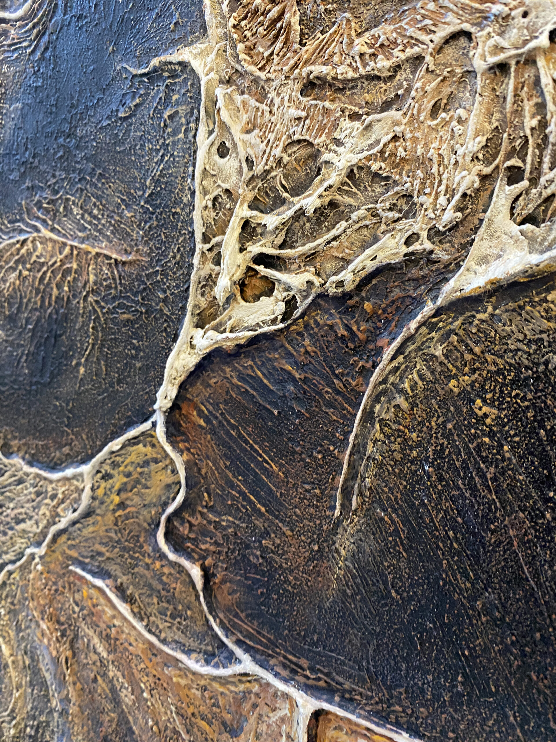 Matière brune et reliefs du tableau Empreinte Empyrée – Natacha Gillot