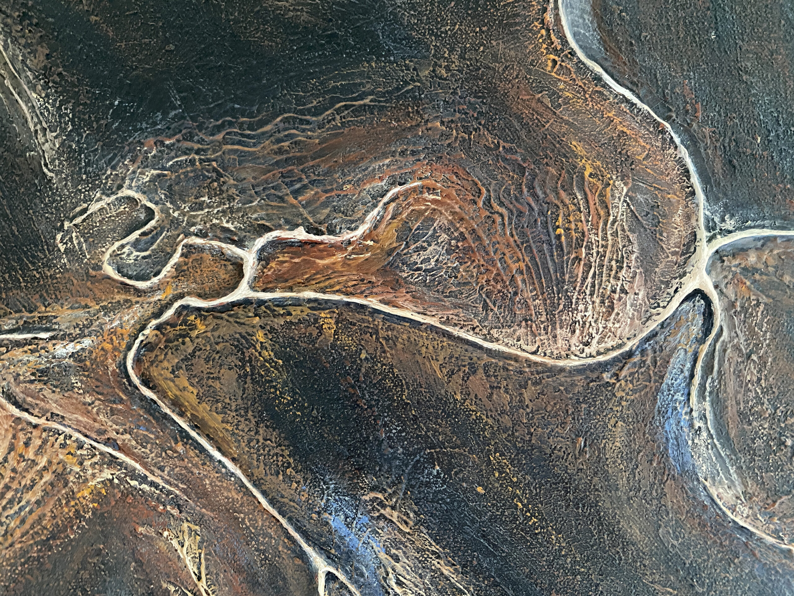 Matière brune et reliefs du tableau Empreinte Empyrée – Natacha Gillot
