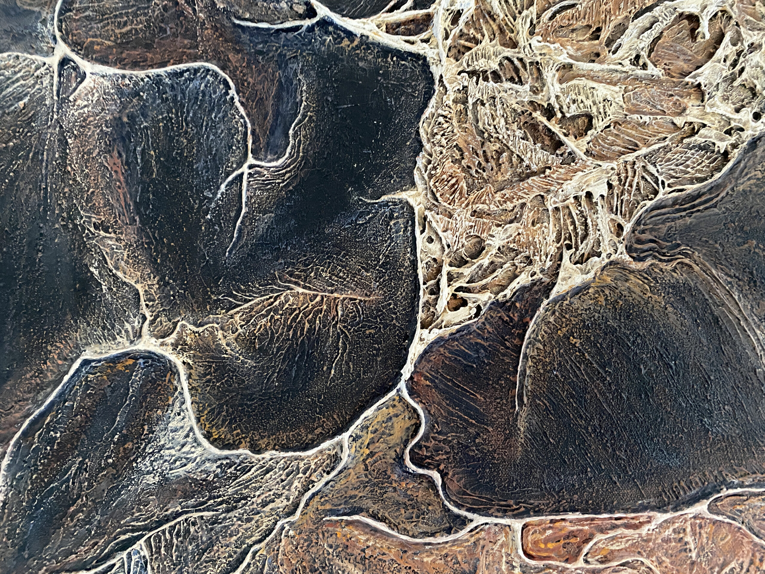 Matière brune et reliefs du tableau Empreinte Empyrée – Natacha Gillot