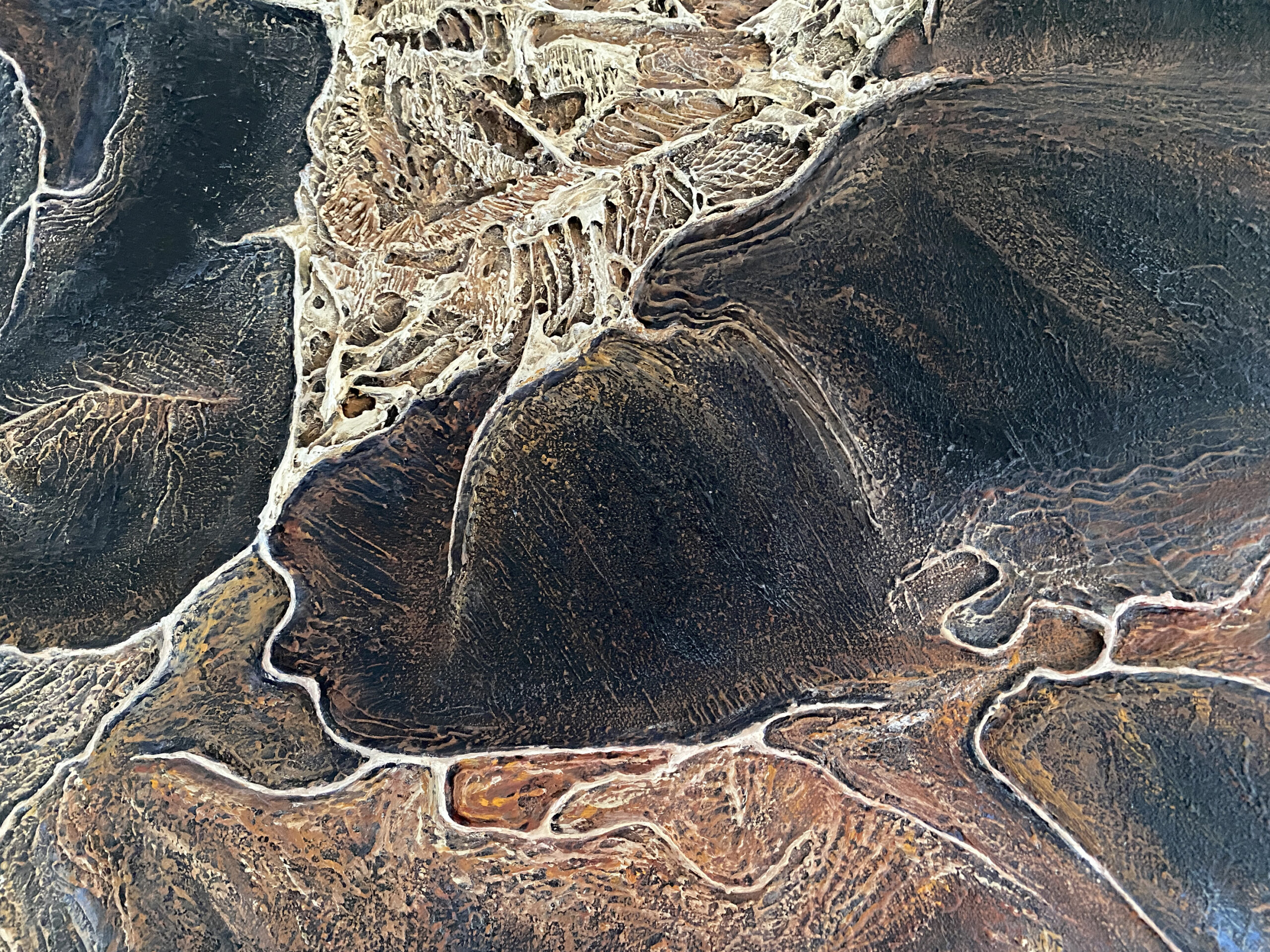 Matière brune et reliefs du tableau Empreinte Empyrée – Natacha Gillot
