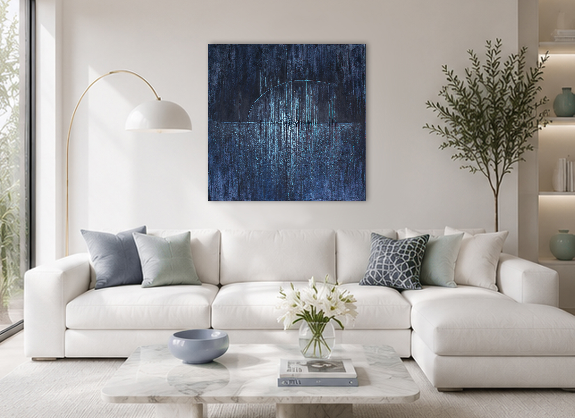 Empreinte Indigo – tableau abstrait bleu dans un intérieur contemporain